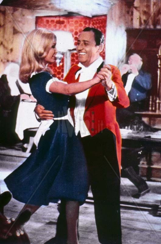 Alberto Sordi balla con Janet Agren