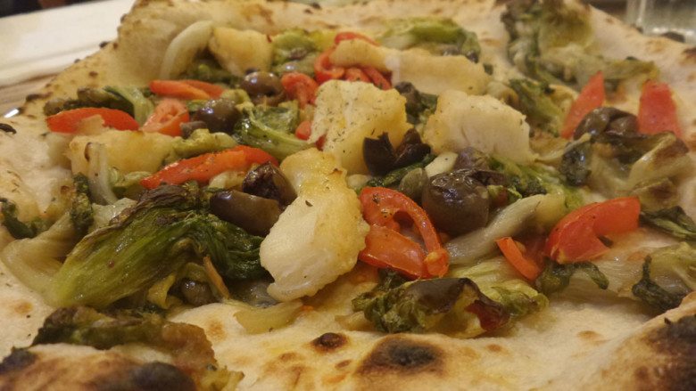La pizza della settimana. Baccala, scarola, pomodorini, olive e capperi. Da Attilio alla Pignasecca.