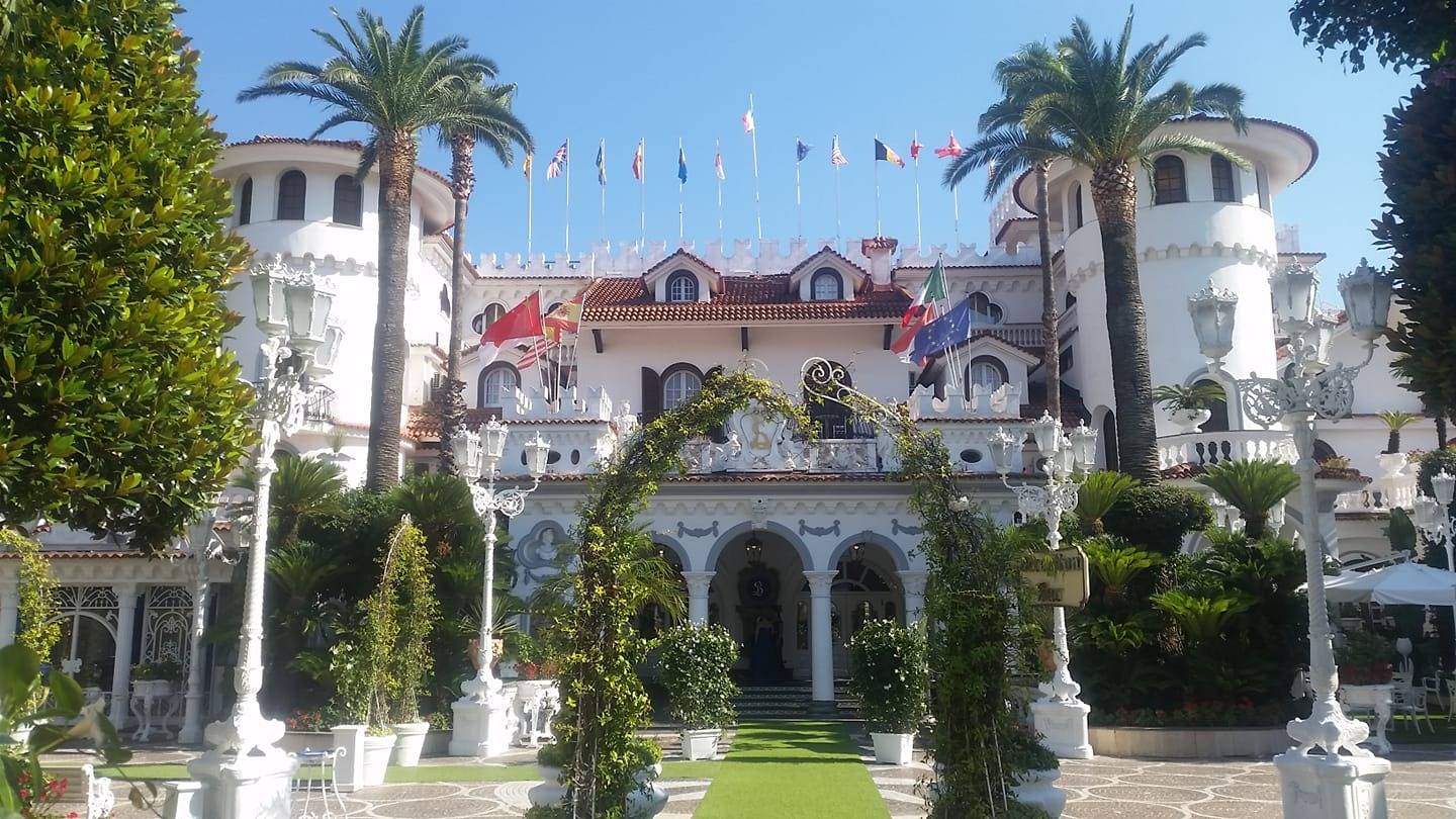 L'Hotel La Sonrisa, celebre location della serie TV "Il Castello delle Cerimonie", è stato sequestrato oggi dalla procura di Torre Annunziata.