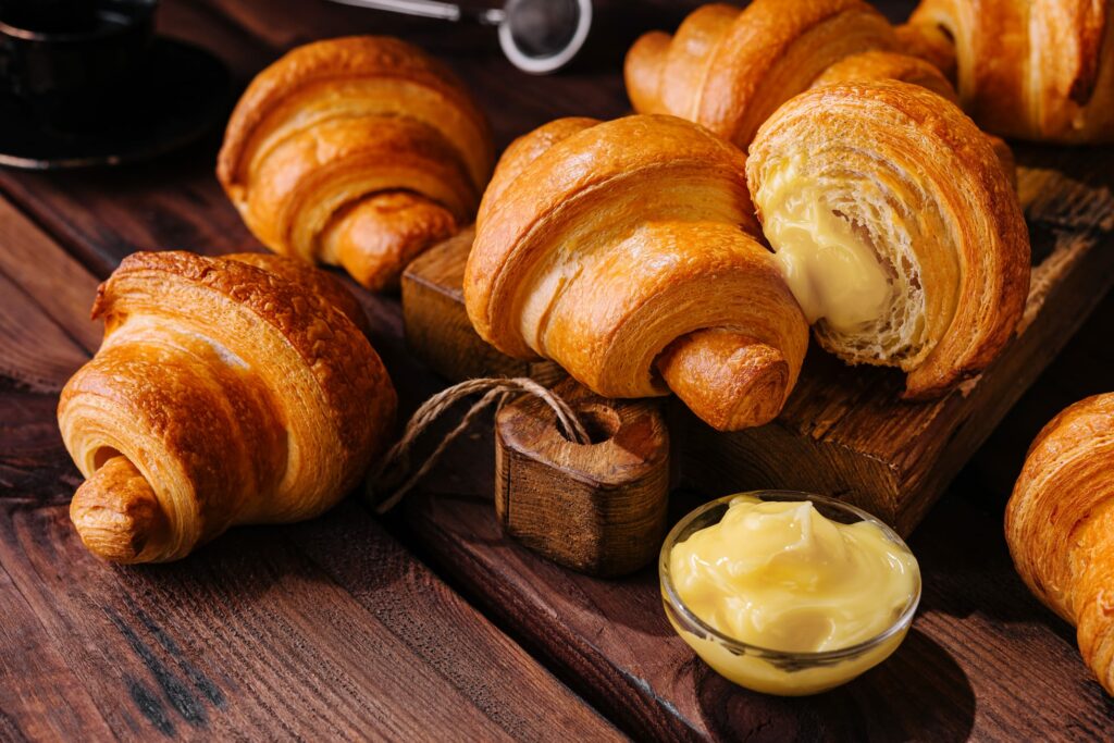 Il croissant più che un dolce di orgine francese, è un dolce dall’origine austrica denominato kipferl.