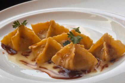 Tortello di pollo alla cacciatora, burro, Parmigiano Reggiano e amaretto: la ricetta dello chef Giuseppe Mulargia