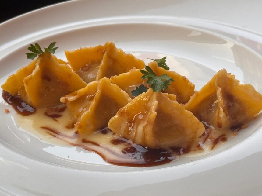 Tortello di pollo alla cacciatora, burro, Parmigiano Reggiano e amaretto: la ricetta dello chef Giuseppe Mulargia